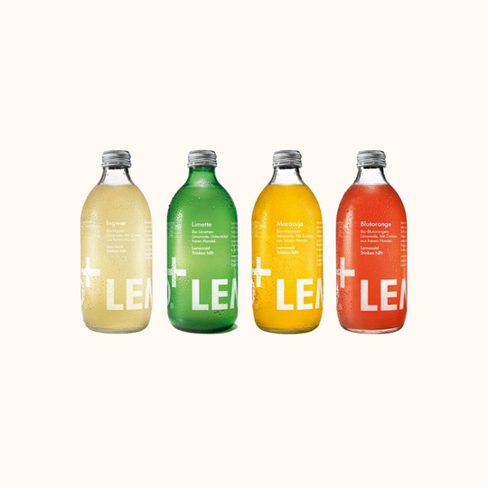 vier verschiedene Lemonaden-Glasflaschen von Lemonaid