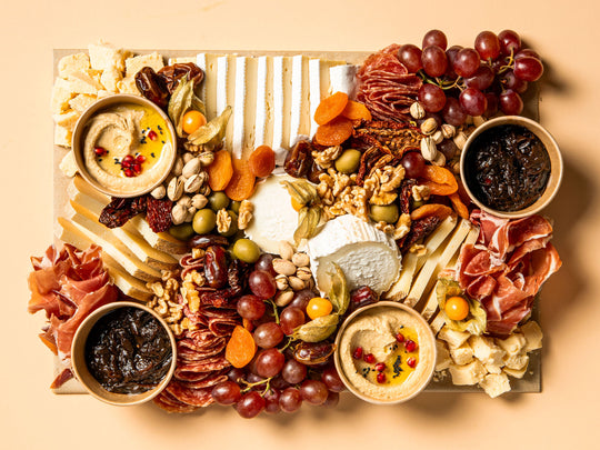 klassisches Grazing Board von Feasts of Eden mit Wurst- und Käsesorten, Oliven, Nüssen, Obst und Trockenfrüchte, Chutney und Hummus