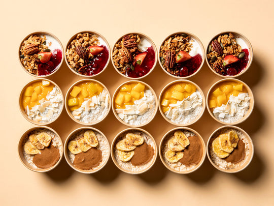 Sweet Breakfast Cups Platte von Feasts of Eden mit Overnight Oats, Chiapudding und griechischem Joghurt
