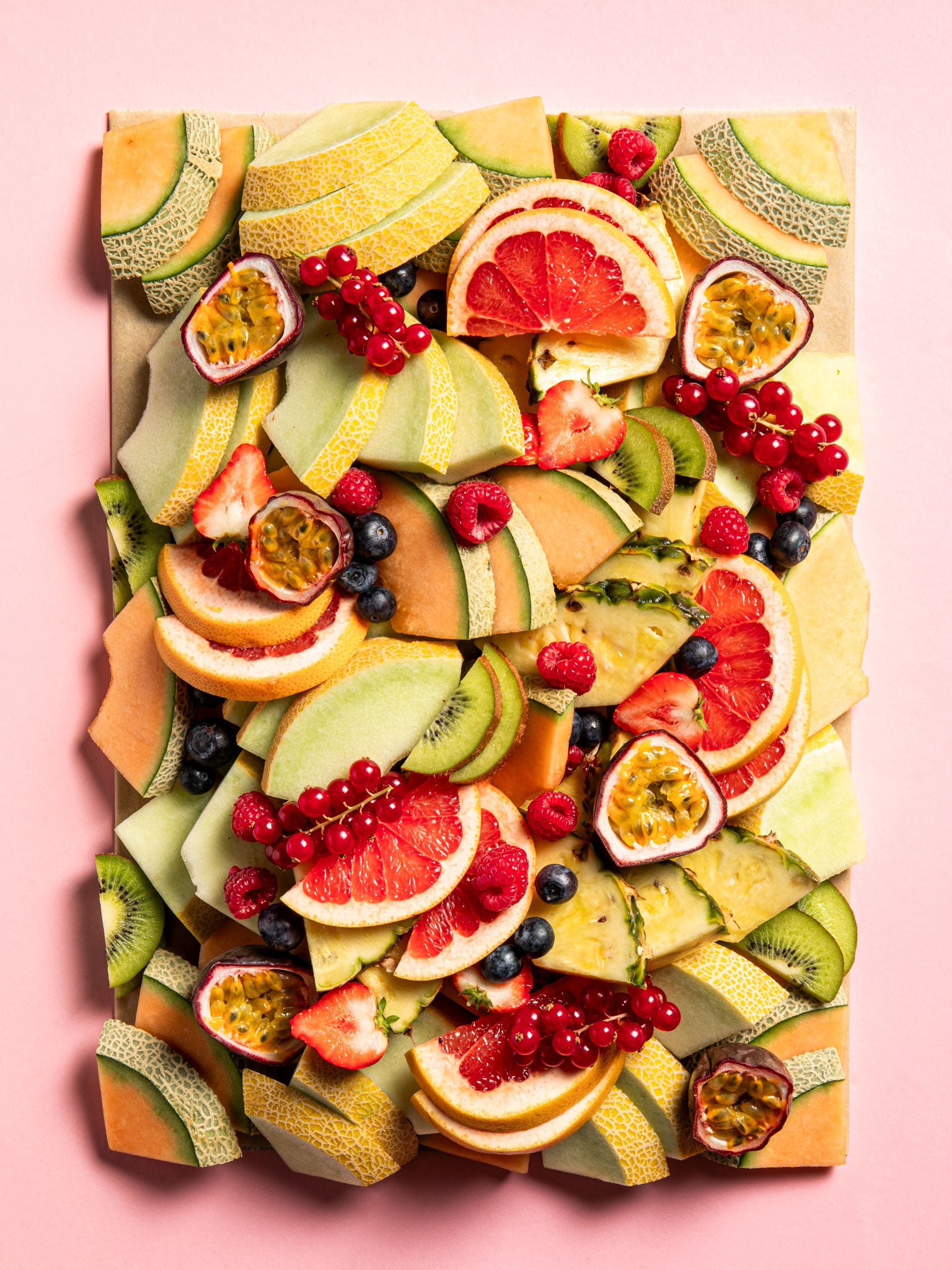  Grazing Obstplatte von Feasts of Eden mit saisonalen Früchten wie Honigmelone, Cantaloupe-Melone, Ananas, Passionsfrucht, Orange und verschiedene Beeren