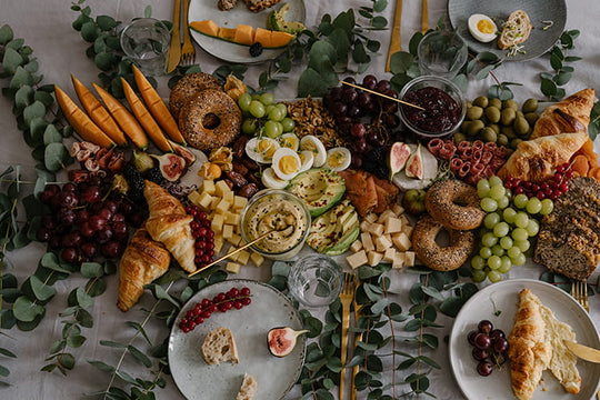 Grazing Brunch Table "Runner" von Feasts of Eden mit Eukalyptus Dekoration, vier Tellern und Goldbesteck