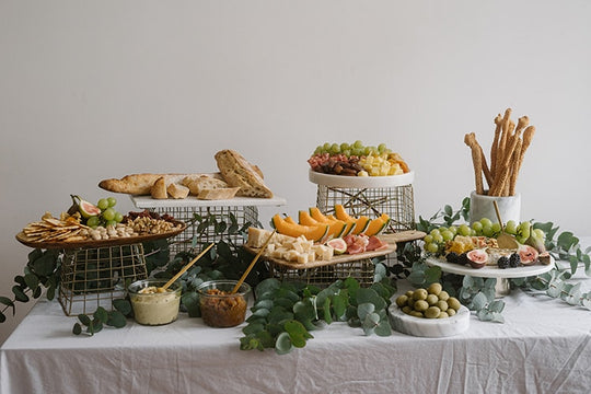 Grazing Table "Styled" von Feasts of Eden, kunstvoll arrangiertes Fingerfood Büfett mit Eukalyptus Dekoration