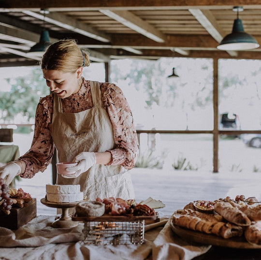 Lenja Marten, die Gründerin von Feasts of Eden, arrangiert einen Grazing Table "Styled"