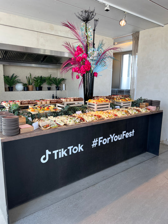 Grazing Table von Feasts of Eden aufgebaut auf einem Tisch von Tiktok währen der ForYouFest Veranstaltung
