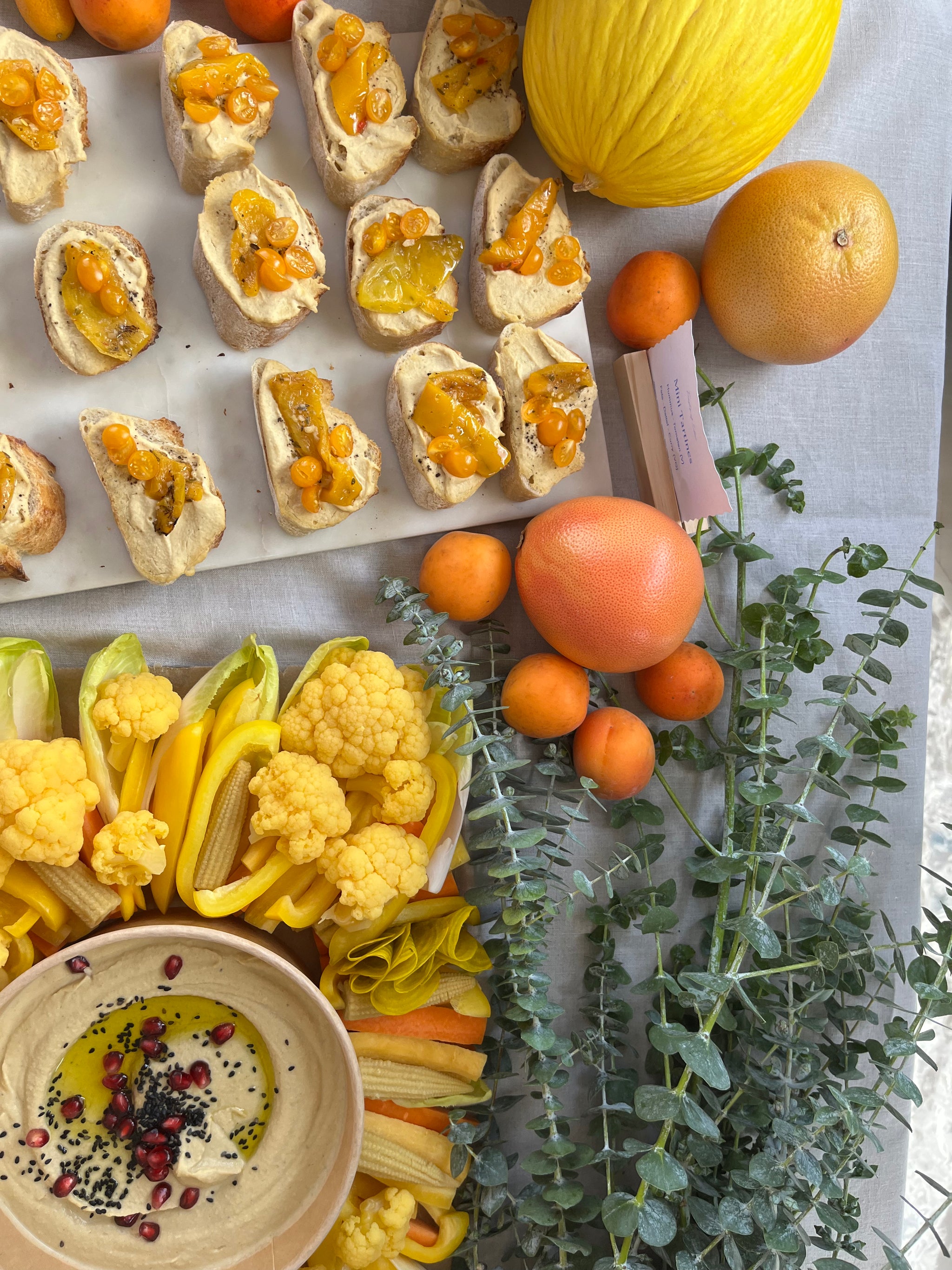 branded Feasts of Eden Grazing Table in gelb und orange