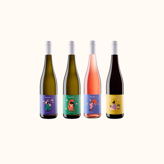 vier Weinflaschen mit verschiedenen Weinsorten des Weinguts Bernhards