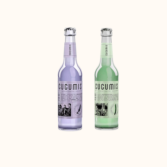 zwei verschiedene Limonaden in Glasflaschen von Cucumis: Lavendel und Gurke
