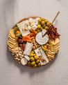 Grazing Platte mit verschiedenen veganen Käsesorten, Oliven, getrockneten Früchten, Crackern