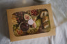 Grazing Box mit Wurst, Käse, Chutney, Humus, Obst, Baguette und Crackern